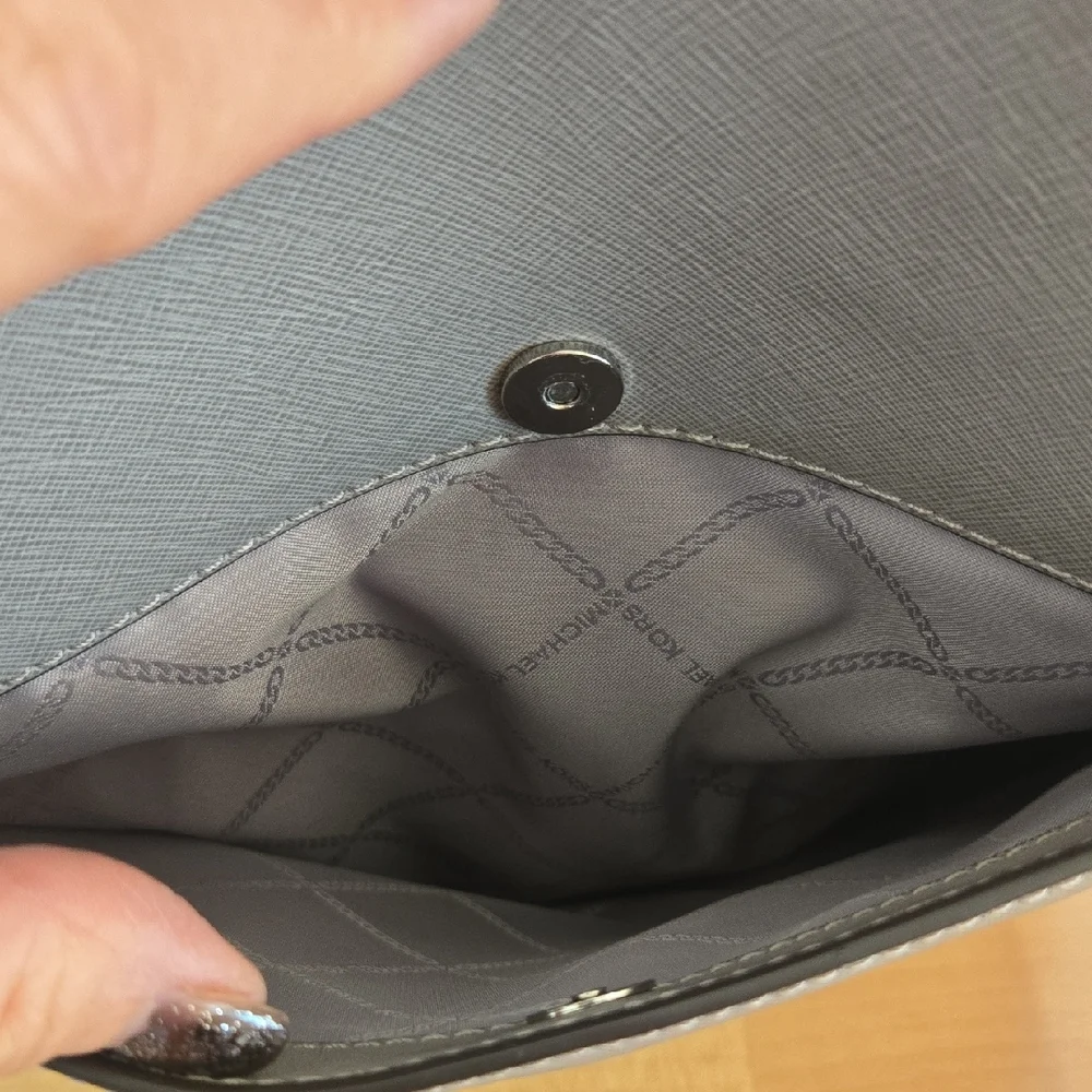 🩶 Michael Kors Light Gray Voyager Large Tote Silver Hardware - Picture 8 of 16